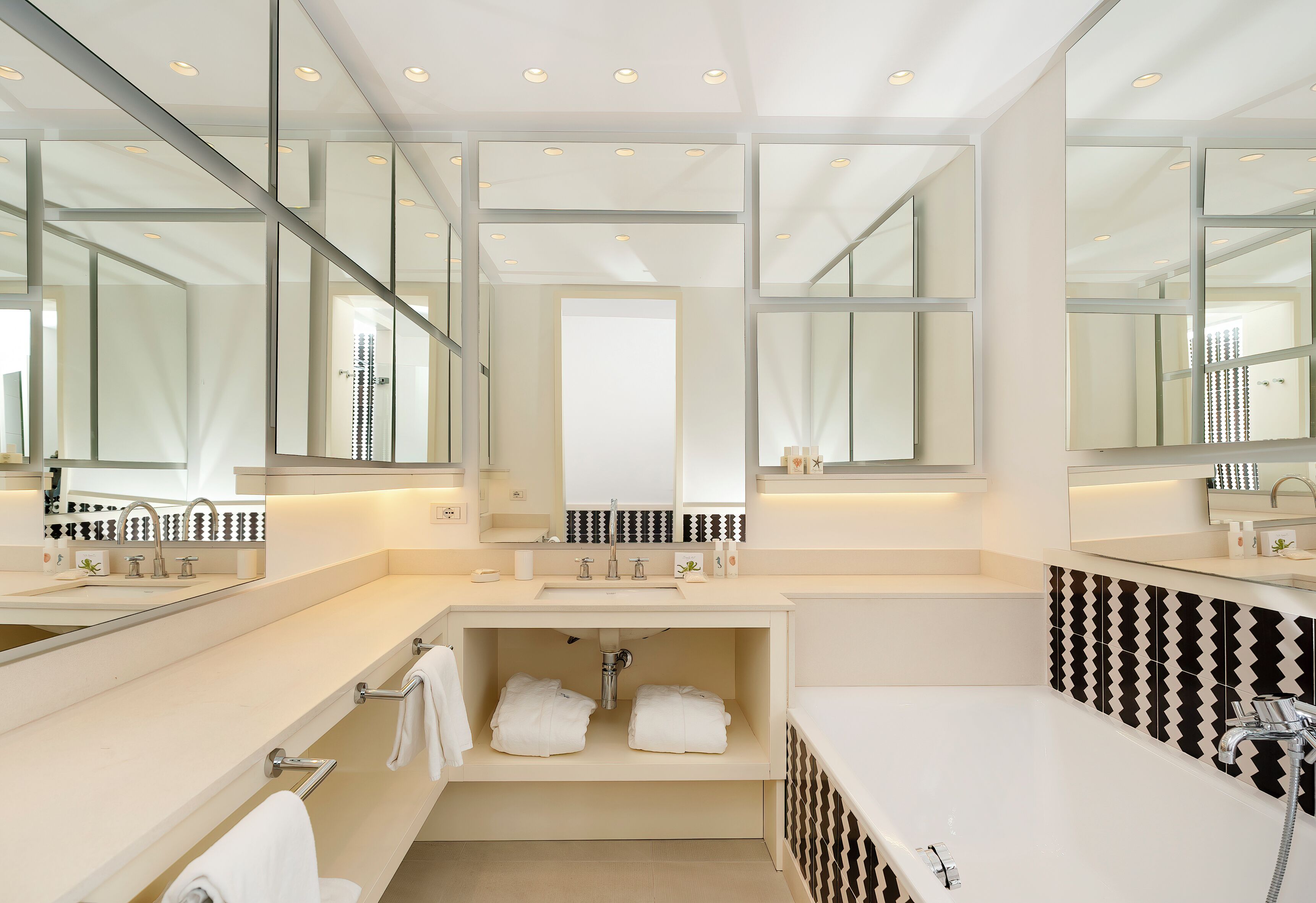 luxury double room | bathroom | combined shower/bathtub, free toiletries, hair dryer, bathrobes