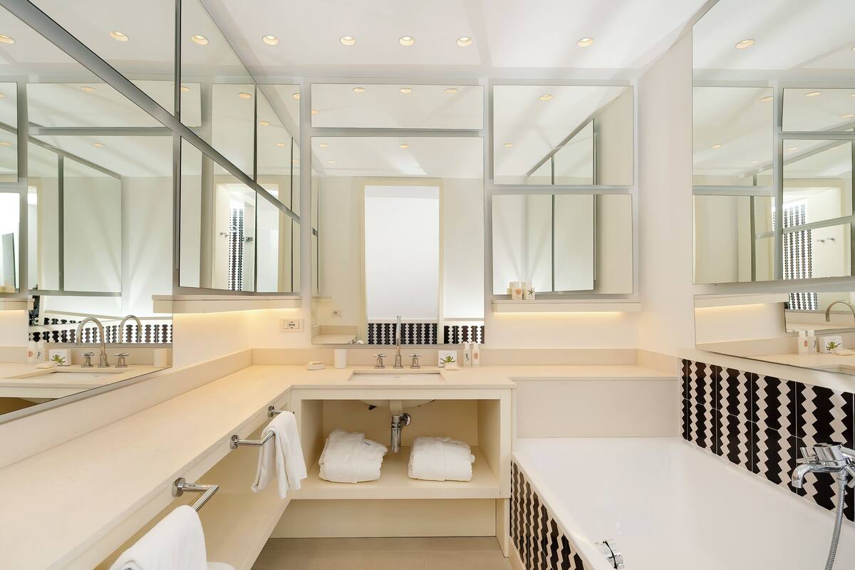 luxury double room | bathroom | combined shower/bathtub, free toiletries, hair dryer, bathrobes