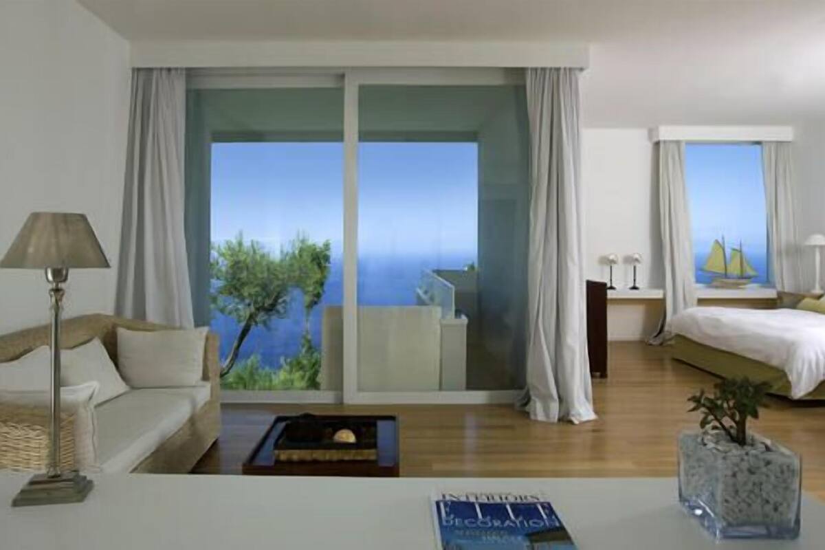 premium room | living area | flat-screen tv, pay films