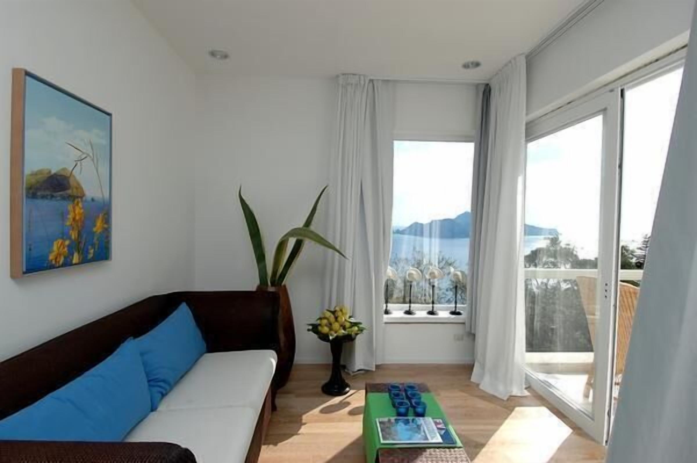 luxury double room | living area | flat-screen tv, pay films