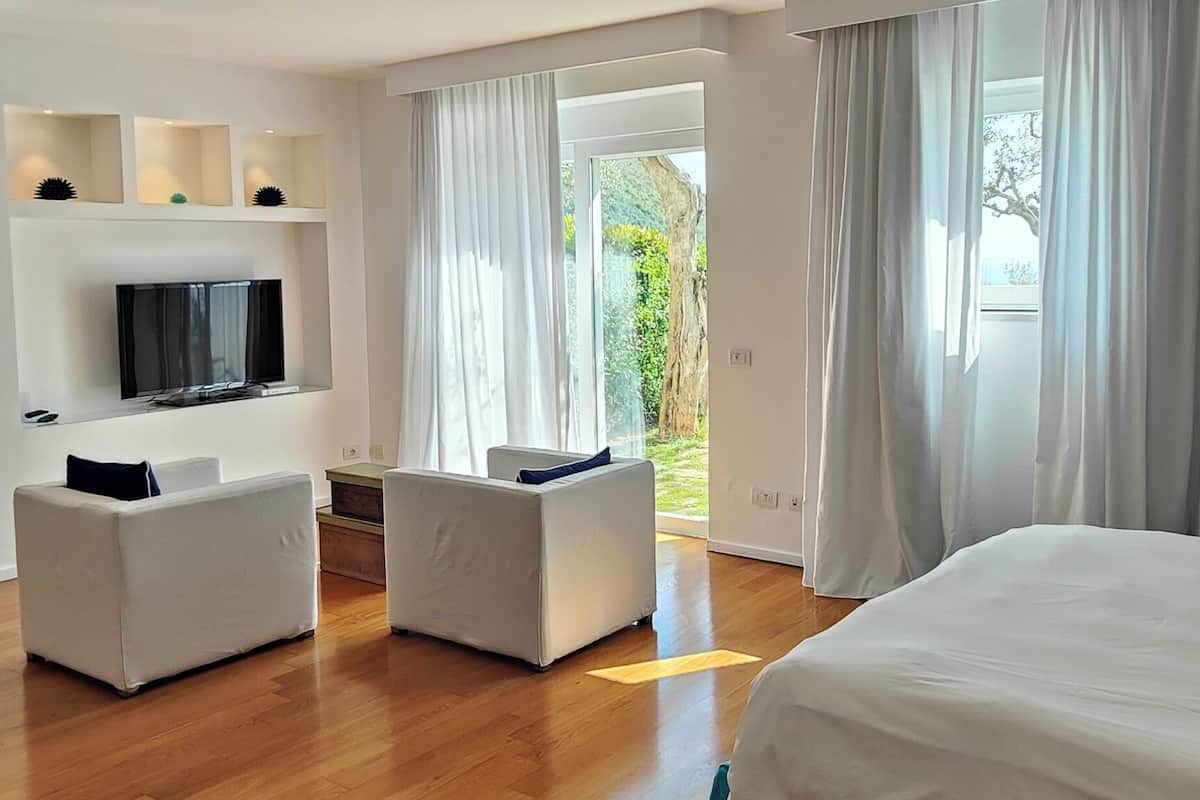 premium room | 1 bedroom, hypo-allergenic bedding, minibar, in-room safe