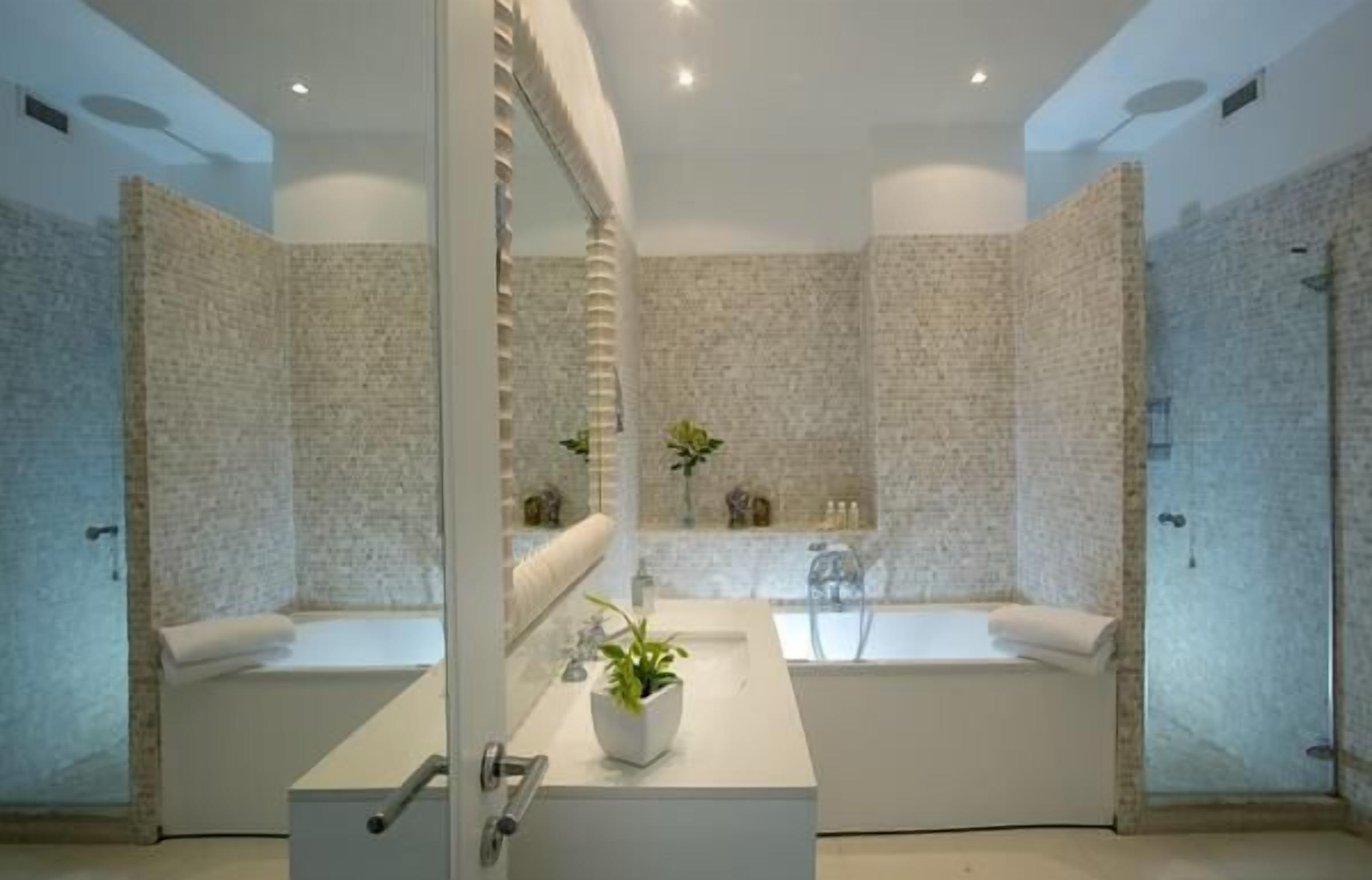 deluxe double room, sea view | bathroom | combined shower/bathtub, free toiletries, hair dryer, bathrobes