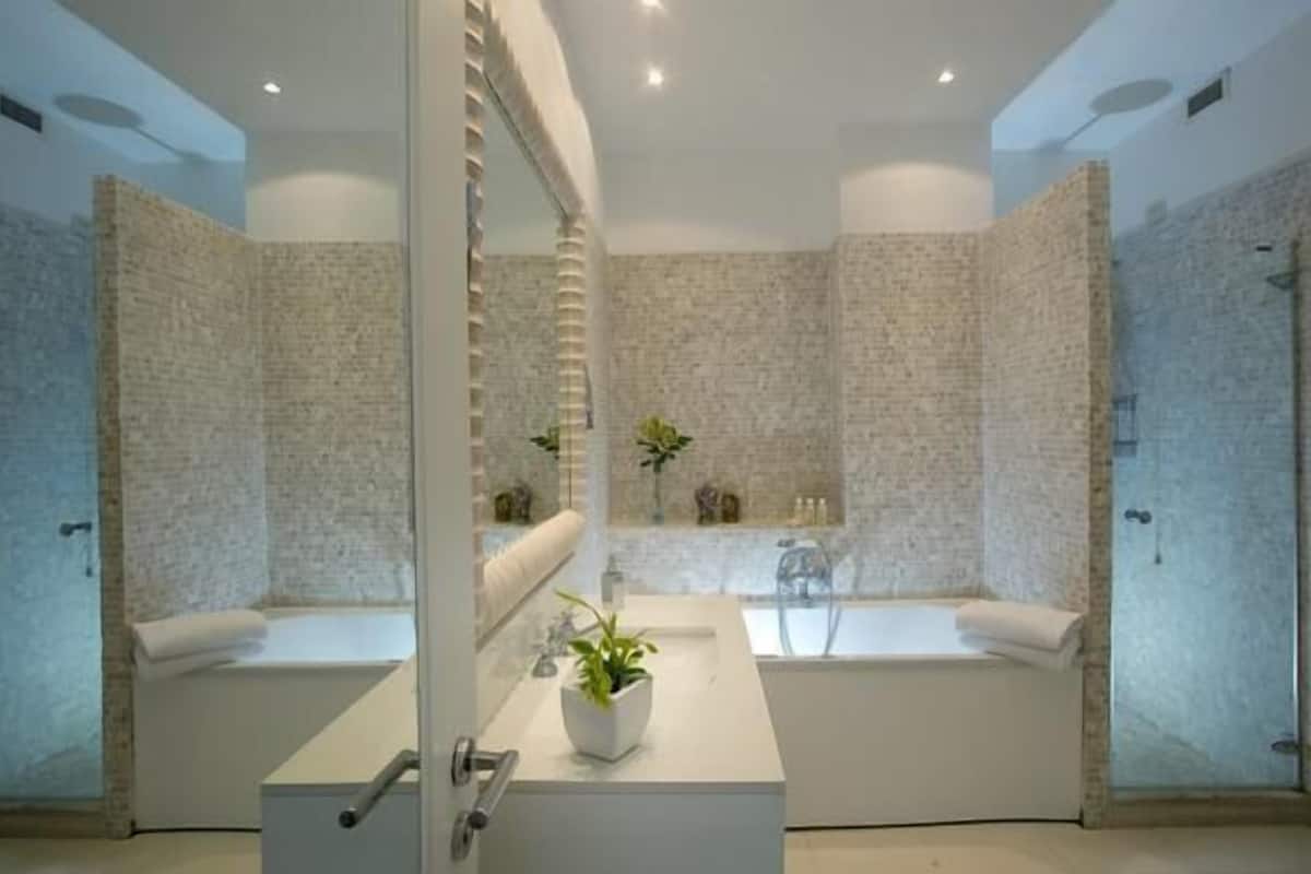 deluxe double room, sea view | bathroom | combined shower/bathtub, free toiletries, hair dryer, bathrobes