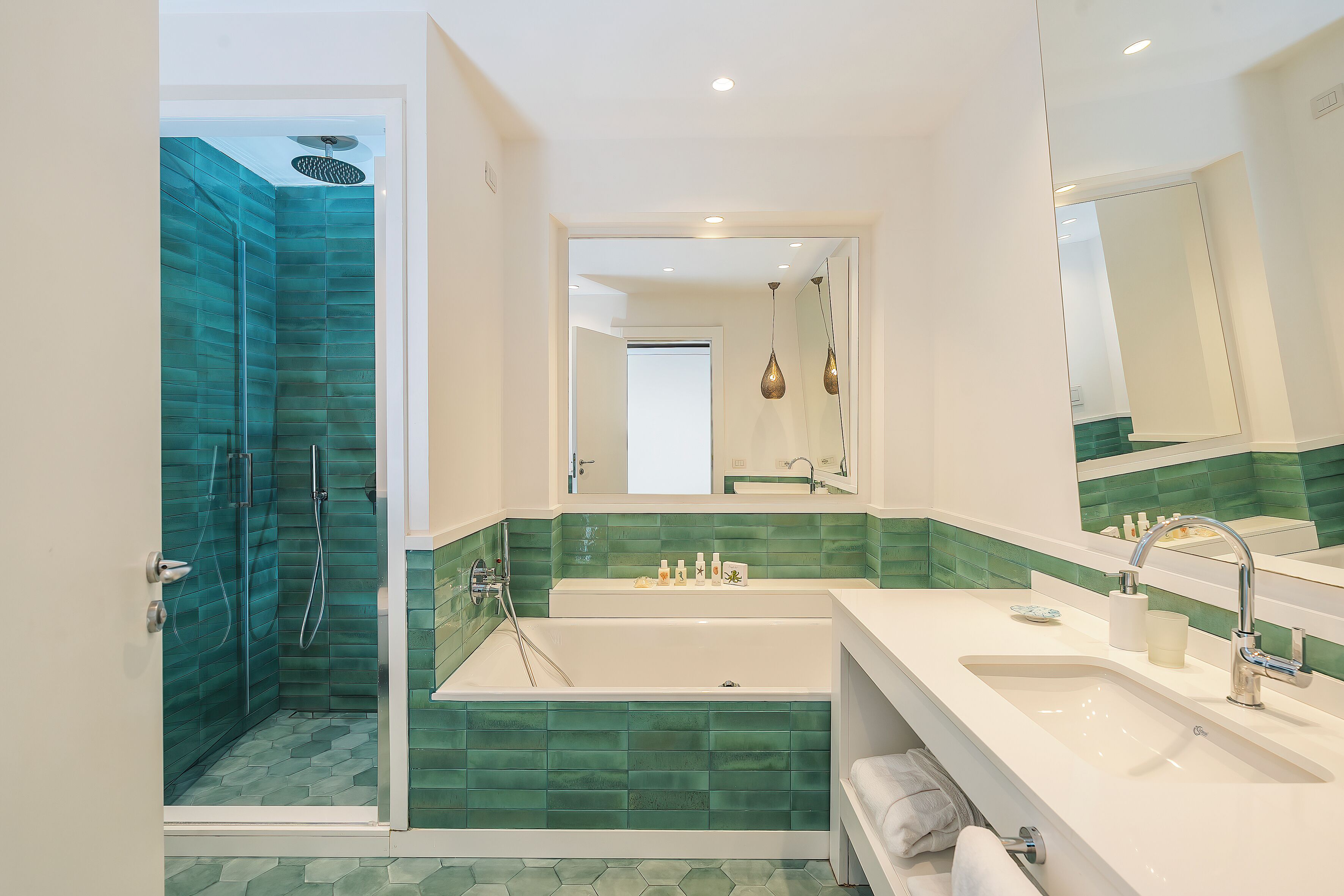 deluxe double room, sea view | bathroom | combined shower/bathtub, free toiletries, hair dryer, bathrobes