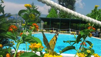 Piscine extérieure, chaises longues