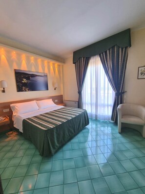 Tweepersoonskamer, uitzicht op zee | Een kluis op de kamer, een bureau, een strijkplank/strijkijzer