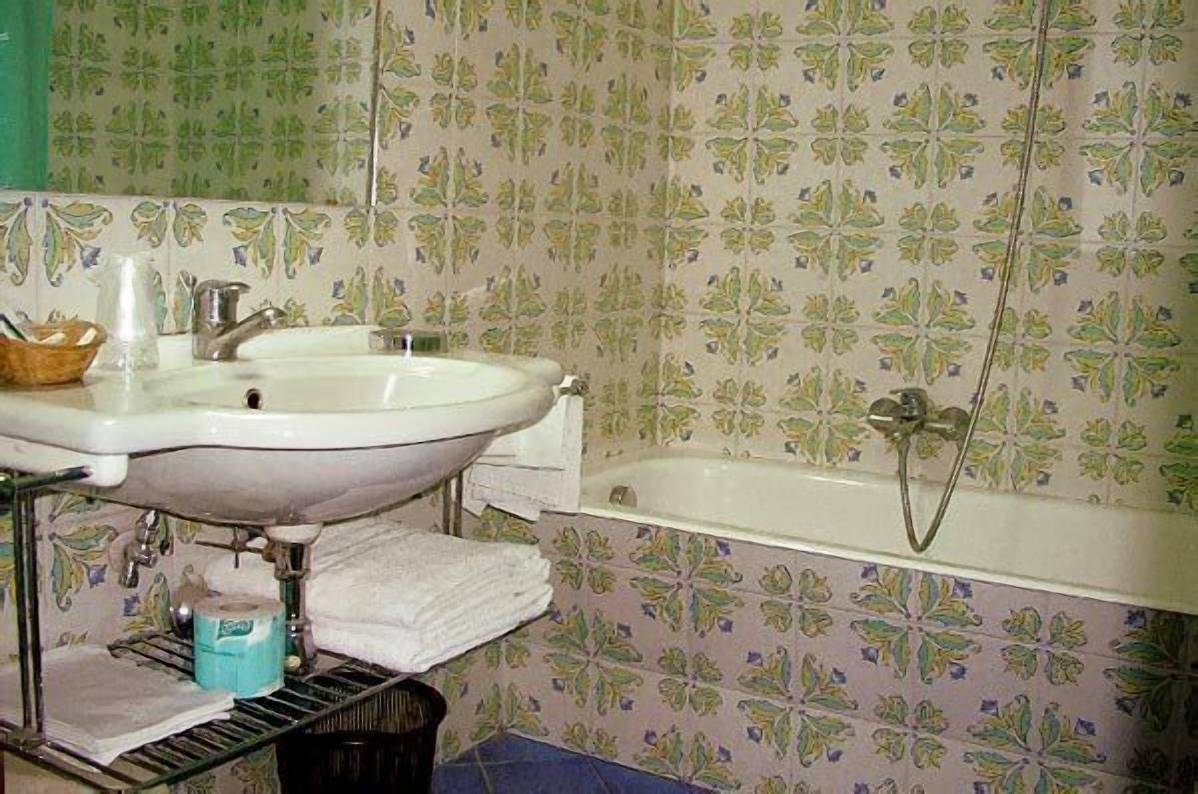 shower, free toiletries, hair dryer, bidet