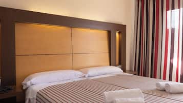Habitación doble, balcón (2 Adults) | Cortinas opacas, wifi gratis, ropa de cama