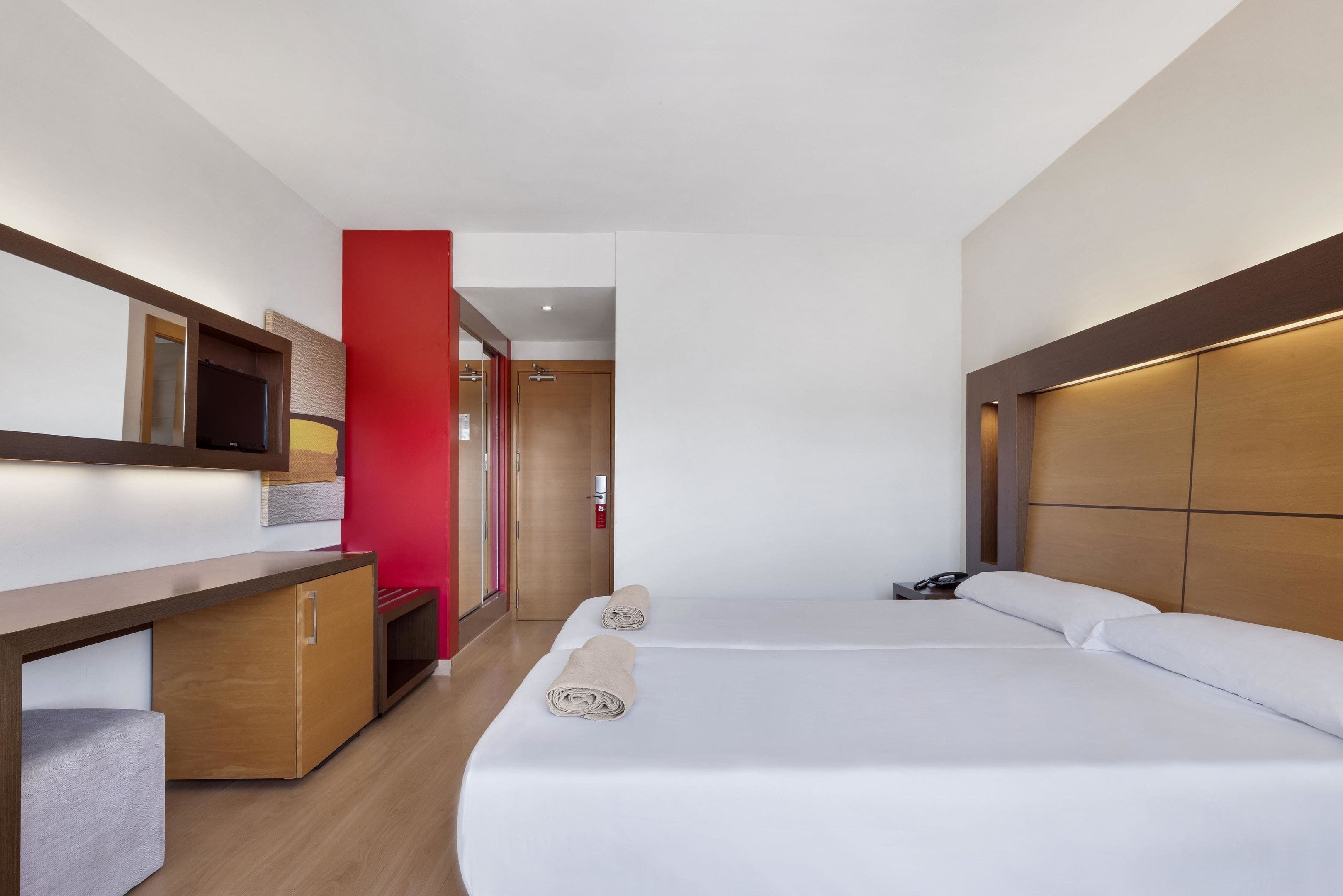 Cortinas opacas, wifi gratis, ropa de cama