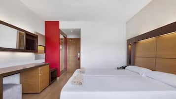 Cortinas opacas, wifi gratis, ropa de cama