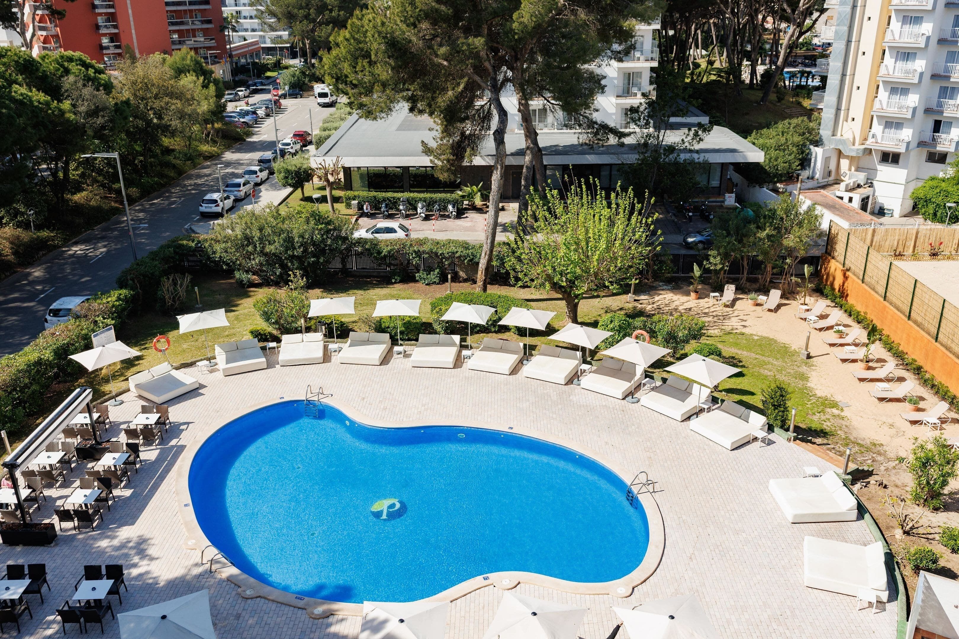 Habitación con 2 camas individuales, vistas a la piscina | Jardín