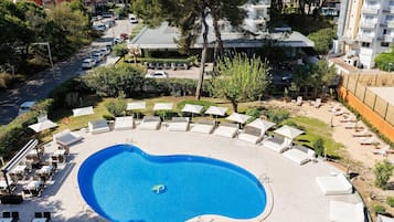 Habitación con 2 camas individuales, vistas a la piscina | Jardín