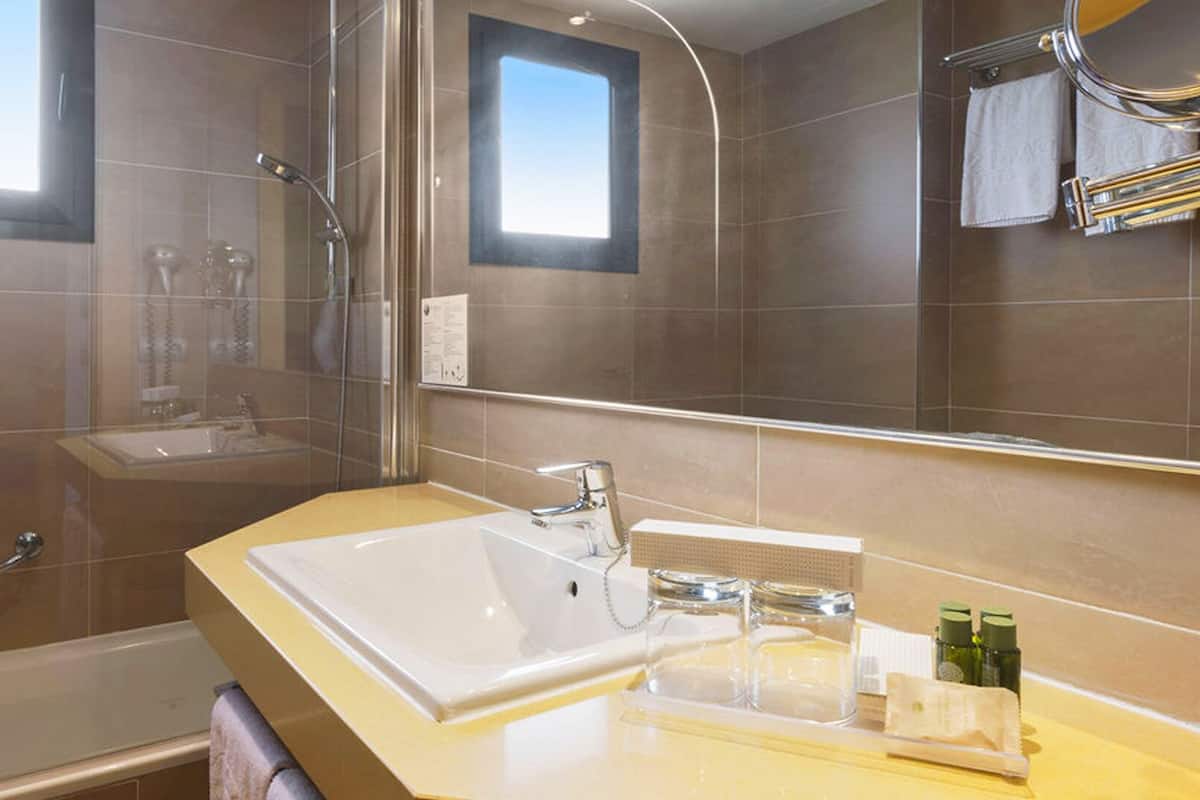 Een bad, gratis toiletartikelen, een haardroger, handdoeken