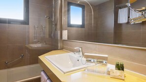 Een bad, gratis toiletartikelen, een haardroger, handdoeken