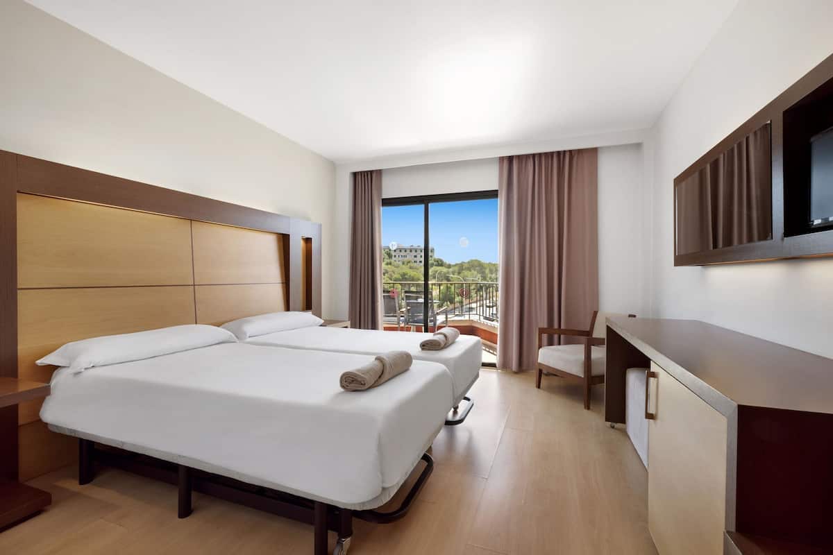 Cortinas blackout, wifi gratis y ropa de cama