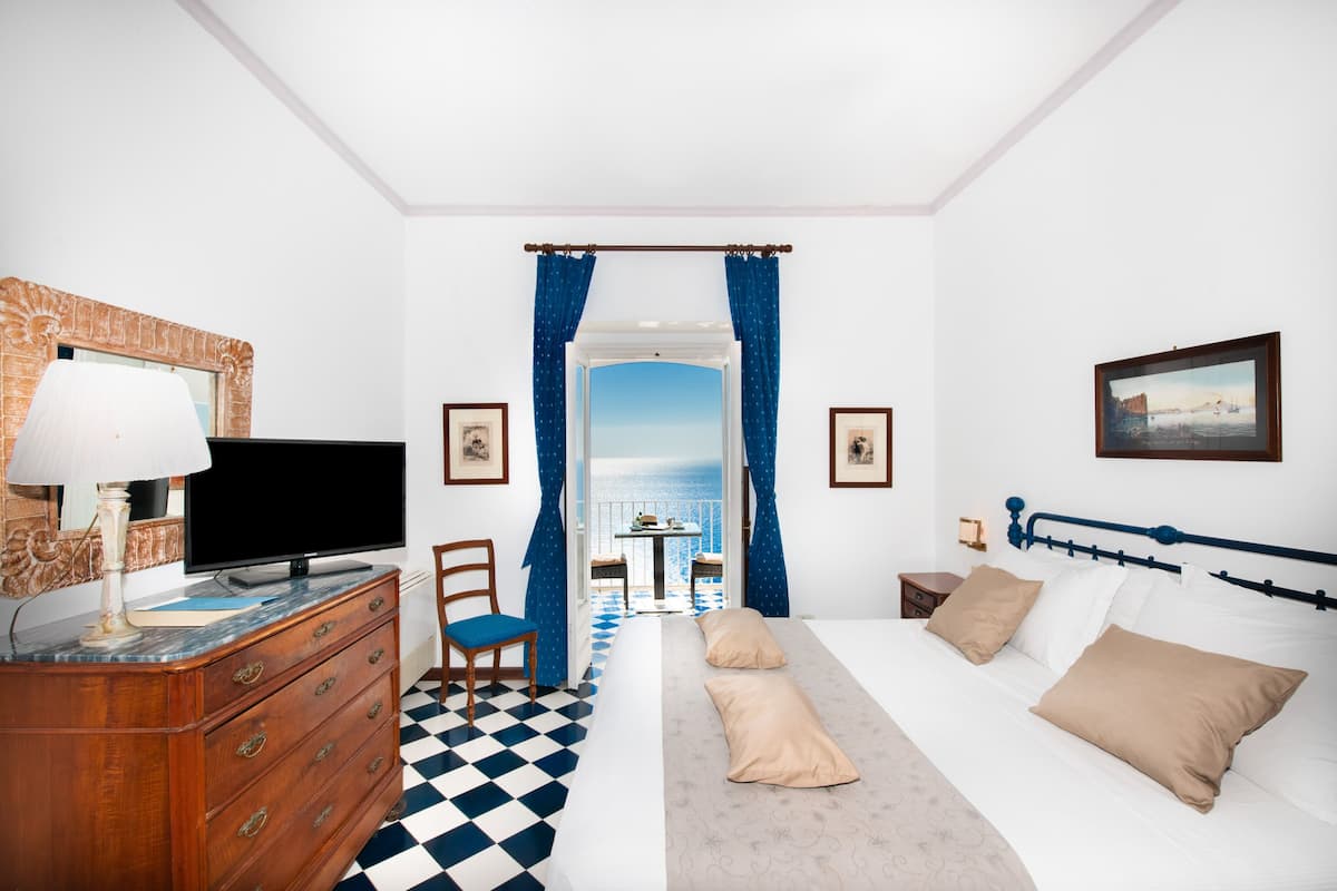Habitación doble Deluxe, balcón, vista al mar | 1 habitación, ropa de cama de alta calidad, edredón y minibar