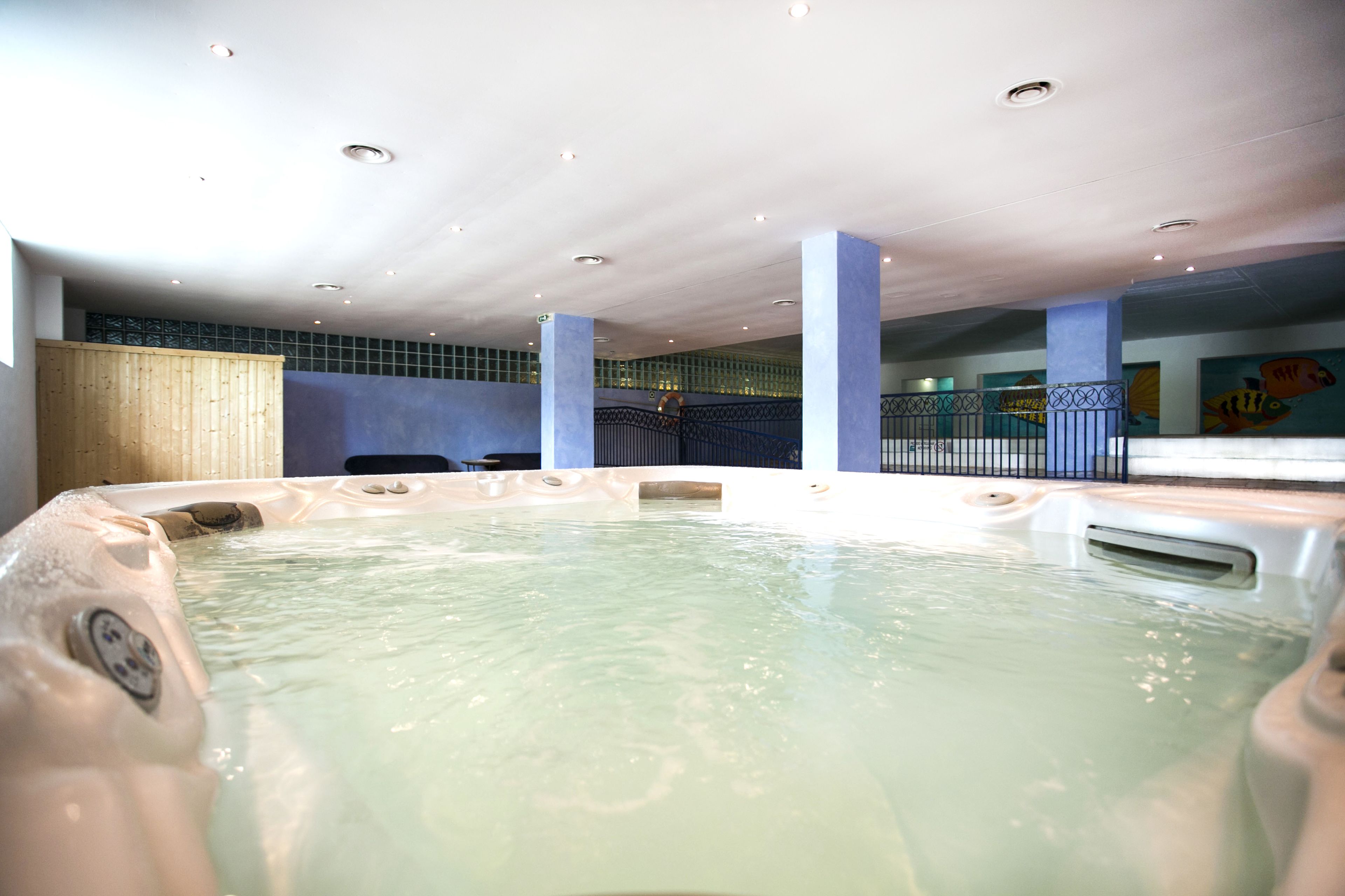 Indoor pool, 2 outdoor pools
