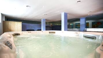 Indoor pool, 2 outdoor pools