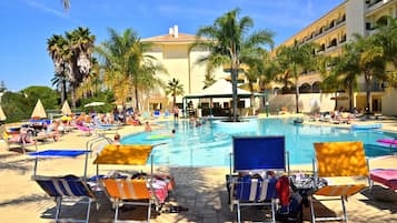 Indoor pool, 2 outdoor pools