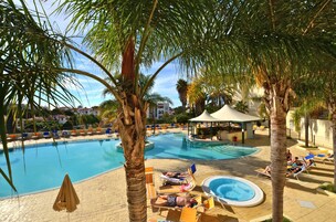 Una piscina cubierta, 2 piscinas al aire libre