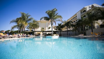 Indoor pool, 2 outdoor pools
