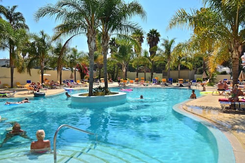 Una piscina cubierta, 2 piscinas al aire libre