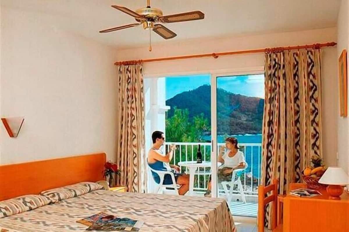Family Room | In-room safe, desk, iron/ironing board, free cots/infant beds
