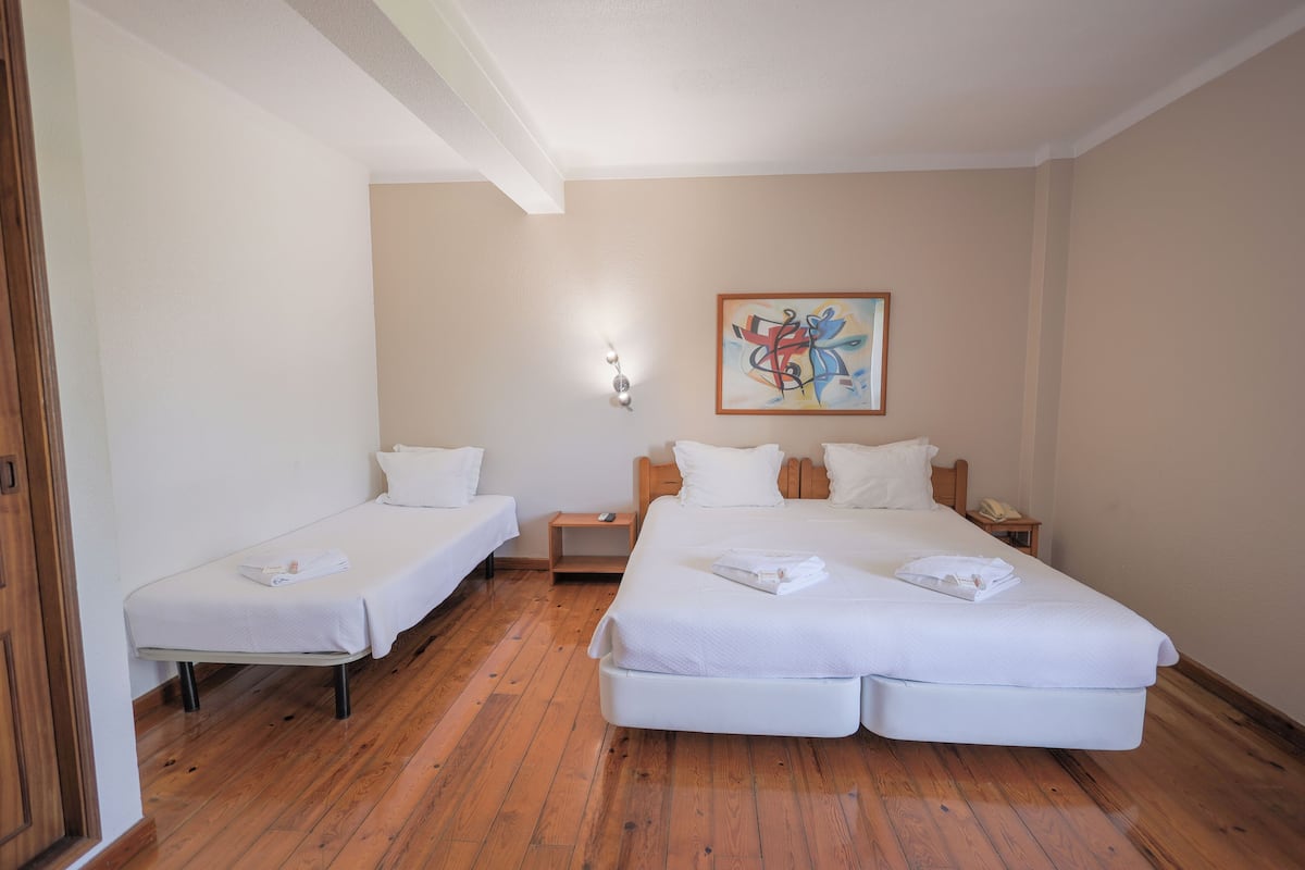Quarto triplo standard | Wi-Fi de cortesia, roupa de cama