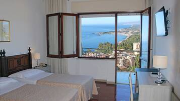 Minibar, coffres-forts dans les chambres, bureau