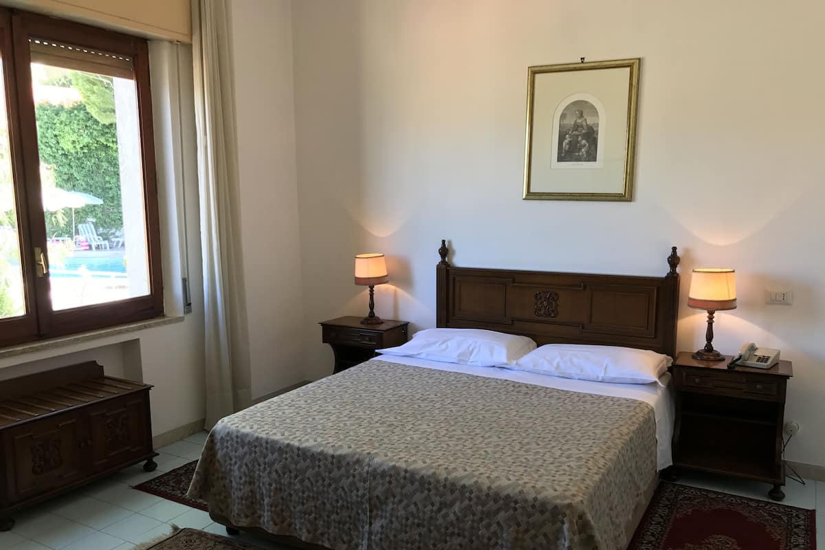Standaard kamer, 1 twee- of 2 eenpersoonsbedden, uitzicht op tuin | Een minibar, een kluis op de kamer, een bureau, babybedden