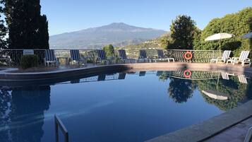 Außenpool, geöffnet von 09:00 Uhr bis 18:00 Uhr, Sonnenschirme