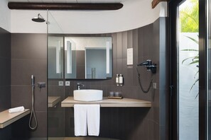 Villa deluxe, 4 habitaciones, piscina privada climatizada | Baño | Ducha y cabezal de ducha tipo lluvia