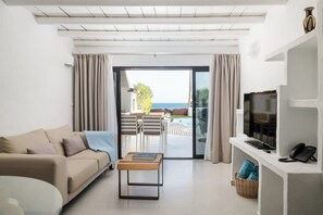 Villa frente al mar, 2 habitaciones, piscina privada climatizada | Zona de estar | Televisión de pantalla plana de 42 pulgadas con canales por satélite