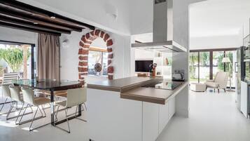 Villa deluxe, 4 habitaciones, piscina privada climatizada | Yksityinen keittiö | Täysikokoinen jääkaappi, mikroaaltouuni, liesi, astianpesukone