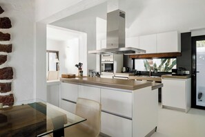 Villa deluxe, 4 habitaciones, piscina privada climatizada | Private kitchen | Full-size fridge, microwave, stovetop, dishwasher