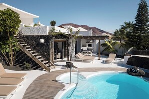 Villa deluxe, 4 habitaciones, piscina privada climatizada | Terrace/patio