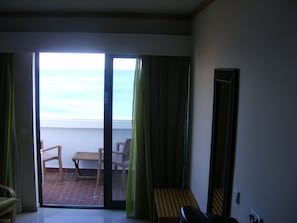 In-room safe, free WiFi, bed sheets