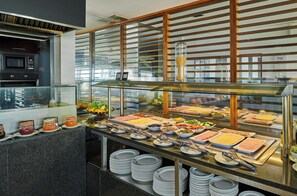 Petit déjeuner et dîner servis sur place