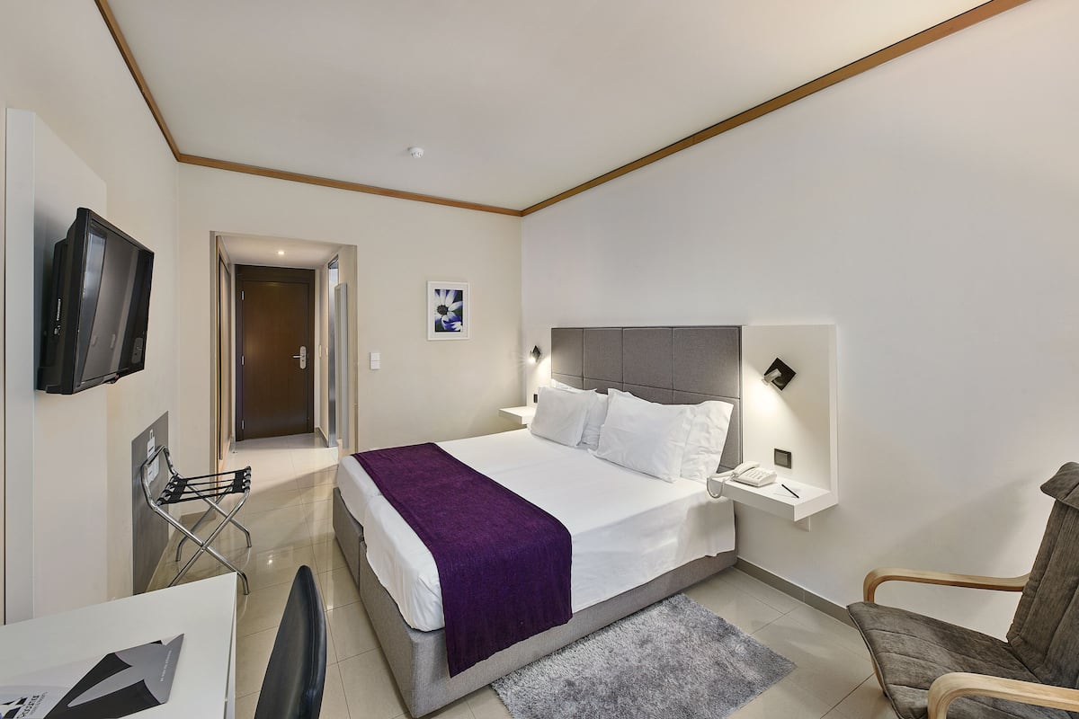 In-room safe, free WiFi, bed sheets