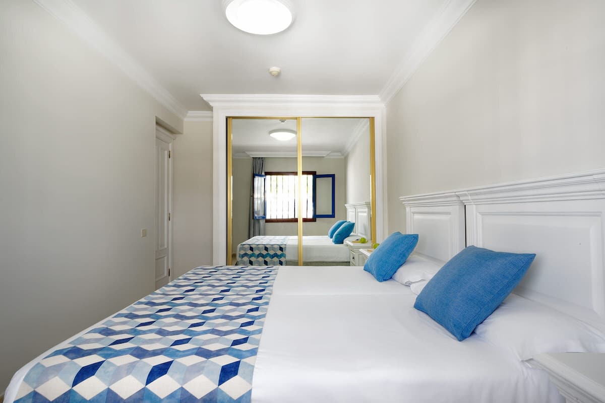 1 habitación, escritorio y ropa de cama 