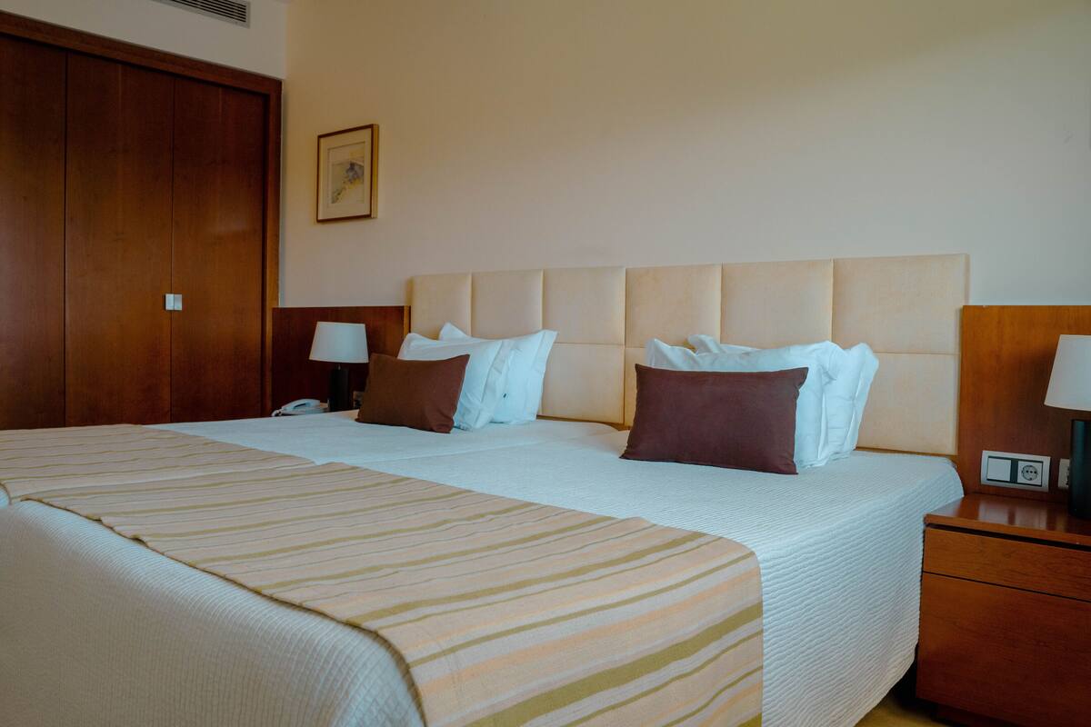 Quarto duplo, sacada, vista para o rio | Frigobar, cofres nos quartos, escrivaninha, cortinas blackout