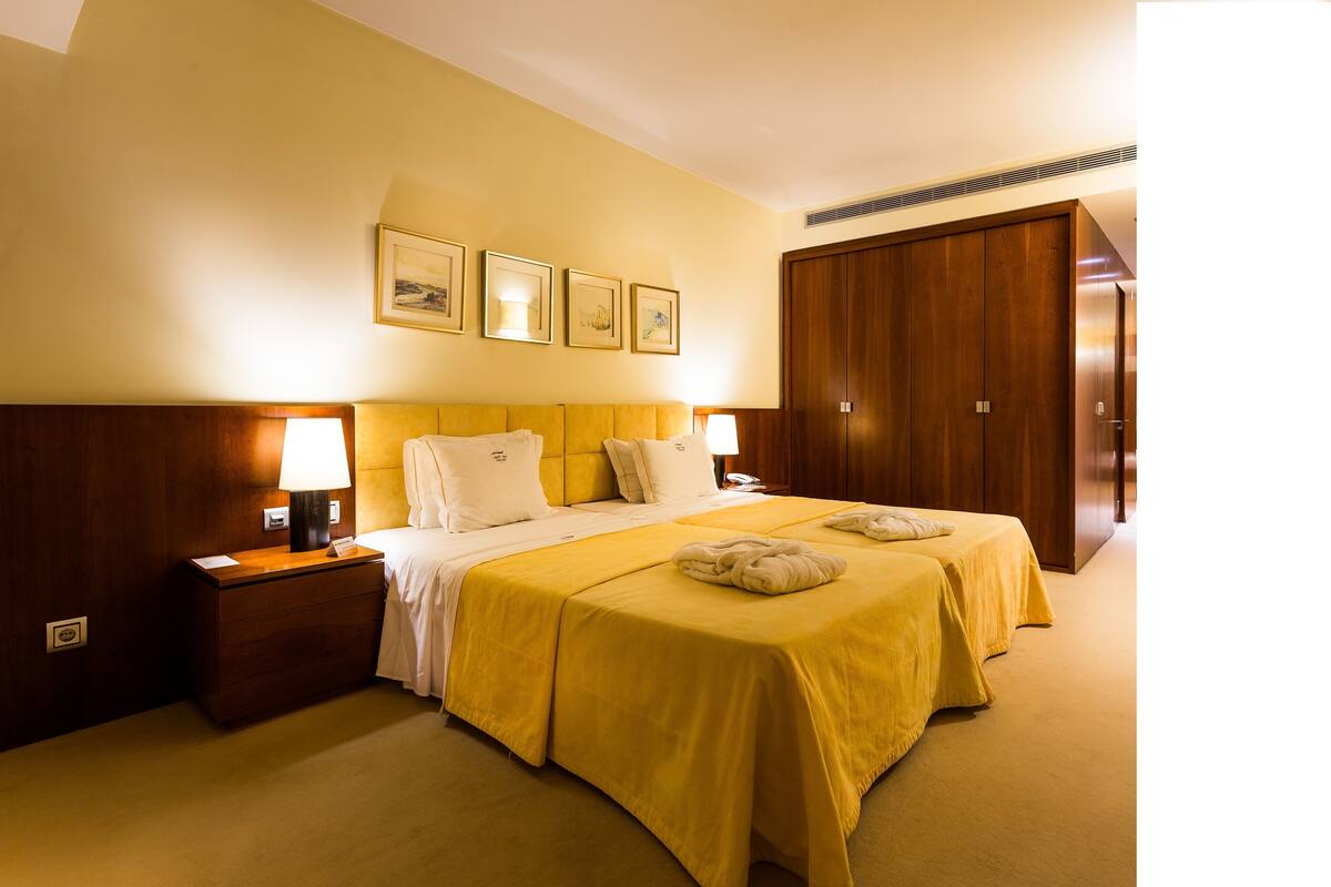Frigobar, cofres nos quartos, escrivaninha, cortinas blackout