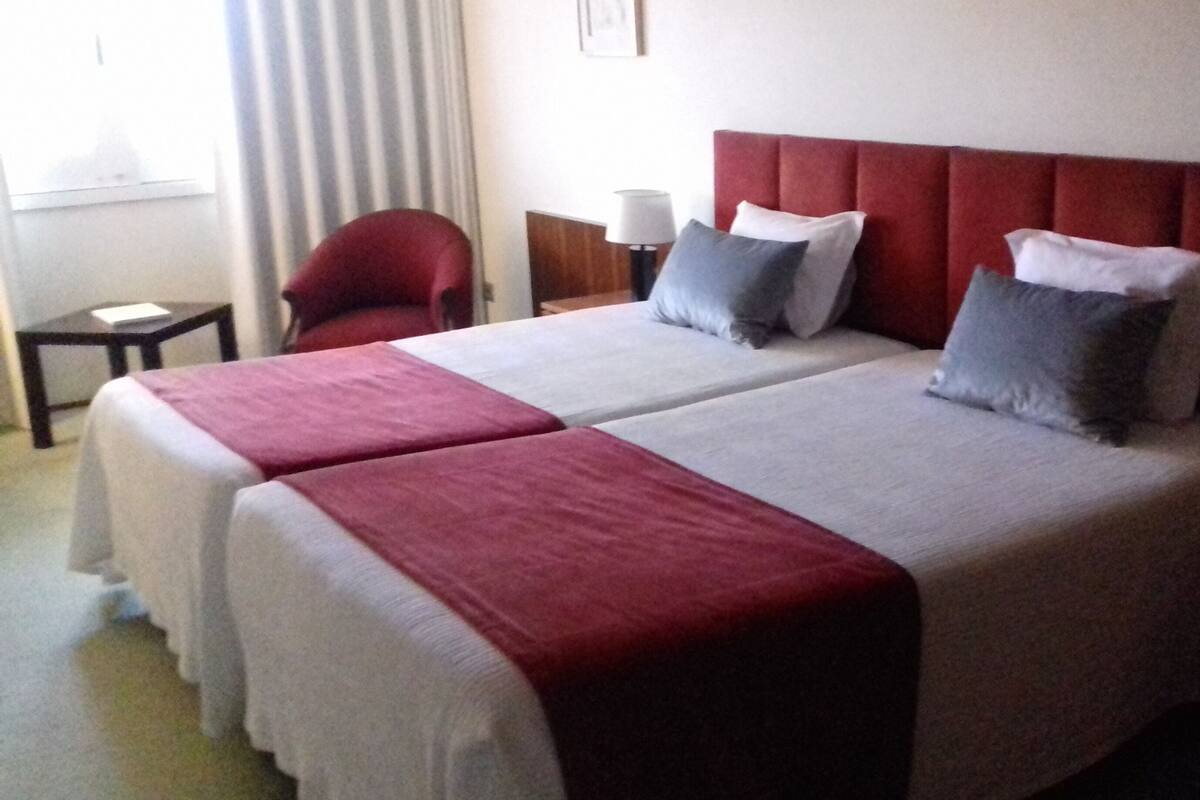 Frigobar, cofres nos quartos, escrivaninha, cortinas blackout