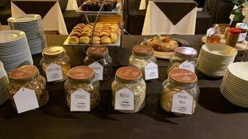 Petit déjeuner en libre-service (12.50 EUR par personne)