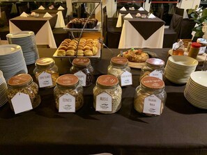 Tägliches Frühstück mit Selbstbedienung (12.50 EUR pro Person)