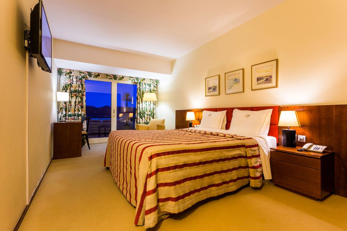 Quarto casal | Frigobar, cofres nos quartos, escrivaninha, cortinas blackout