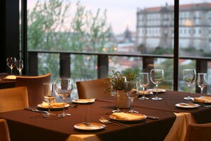 Déjeuner, dîner et brunch servis sur place, vue sur la mer