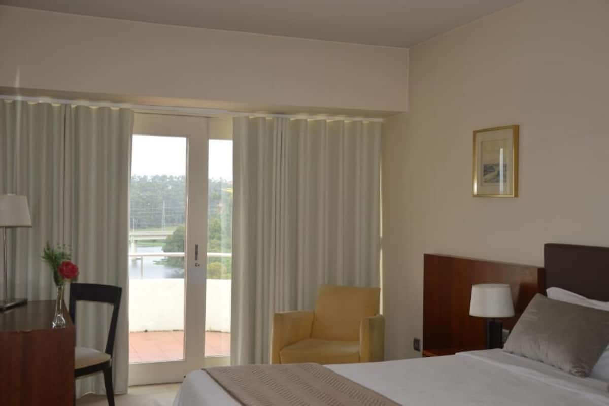 Frigobar, cofres nos quartos, escrivaninha, cortinas blackout