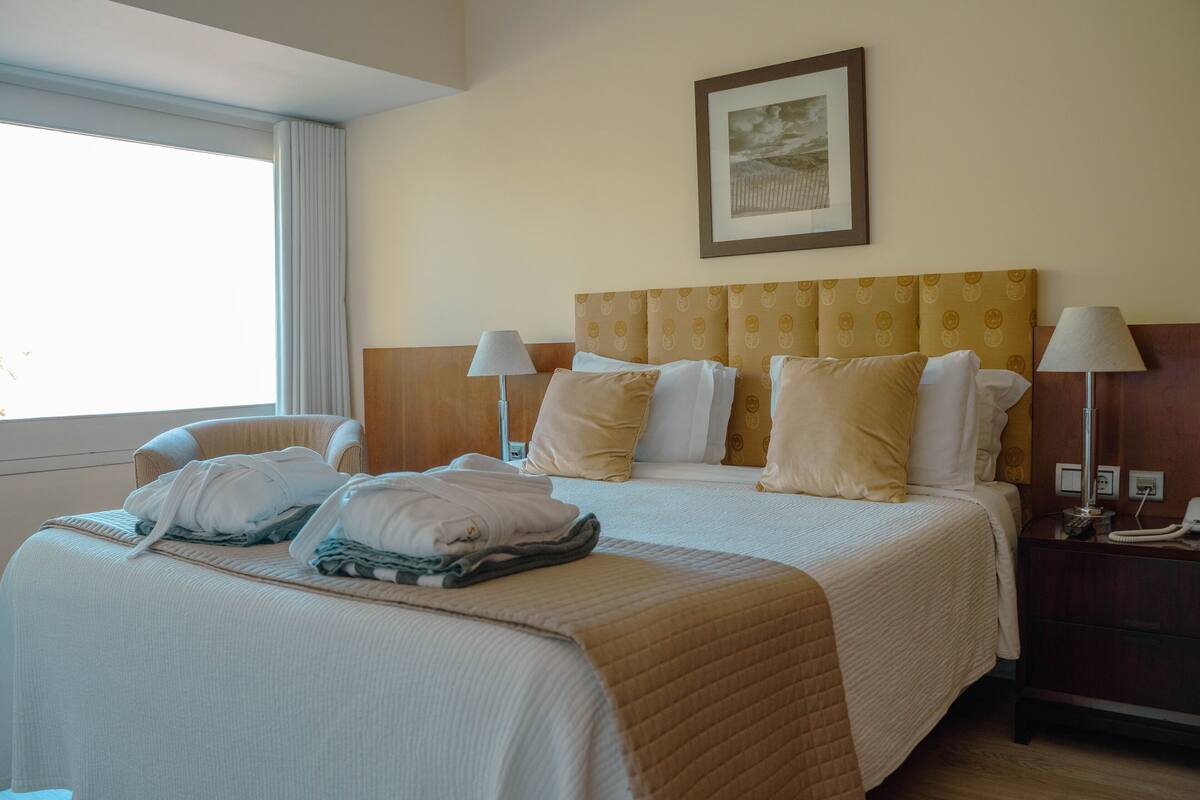 Quarto casal, sacada, vista para o rio | Frigobar, cofres nos quartos, escrivaninha, cortinas blackout