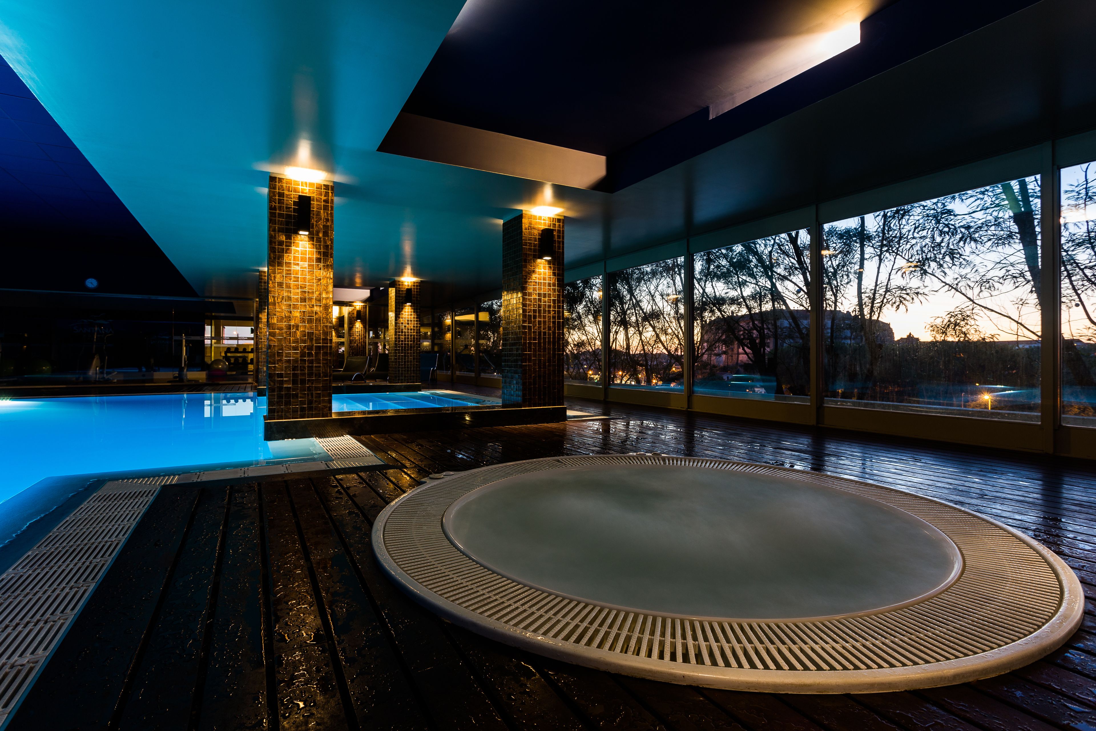 Una piscina techada, sillones reclinables de piscina